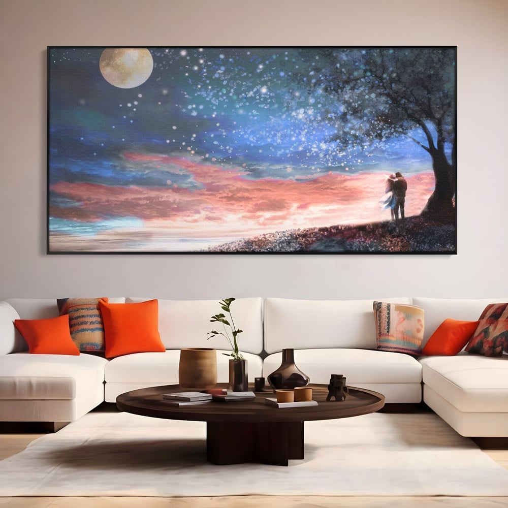 Tablou canvas cu ilustratie cuplu sub cer instelat, in rama de aluminiu negru, pe perete intr-un living